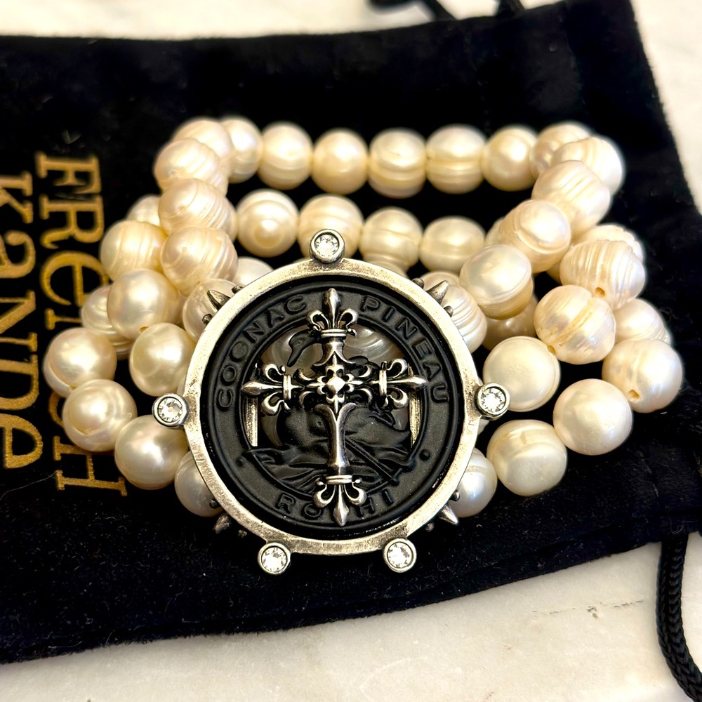 French Kande pearl bracelet. One size. Euc